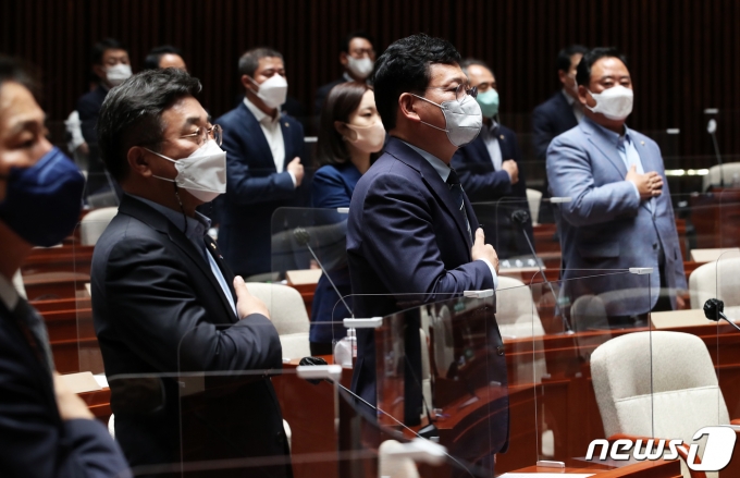 더불어민주당 송영길 대표와 윤호중 원내대표를 비롯한 의원들이 22일 오전 서울 여의도 국회에서 열린 의원총회에서 국기에 대한 경례를 하고 있다. 민주당은 이날 의총에서 최근 당내에서 불거진 대선 후보 경선 연기 요구와 관련한 의견을 수렴한다. 2021.6.22/뉴스1 © News1 오대일 기자