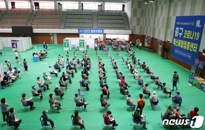 22일 오후 대전 중구 한밭체육관에 마련된 예방접종센터에서 어르신들이 백신 접종을 받고 이상반응 관찰구역에서 휴식을 취하고 있다. 2021.6.22/뉴스1 © News1 김기태 기자