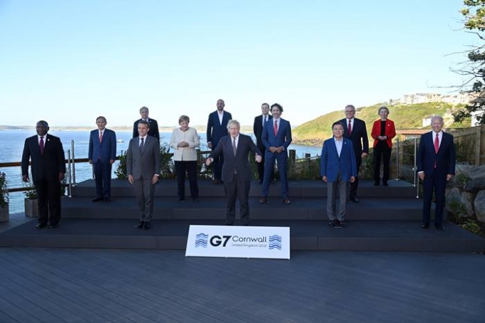 G7 정상들이 최근 열린 정상회의에서 도쿄올림픽·패럴림픽 개최를 지지했지만 본인들은 불참 할 것으로 관측된다. 사진은 지난 14일 영국 콘월 카비스베이 양자회담장 앞에서 G7 정상회의 참가국 정상들이 기념사진을 찍은 모습. /사진=로이터