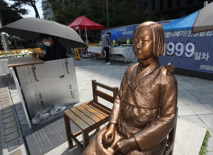 日本右翼が日本軍慰安婦被害者たちを冒涜する展示を来月 9日から 11日まで開く. 写真は去る 19日ソウル鍾路区昔の在韓日本大使館の前にいる慰安婦被害者たちの象徴である 