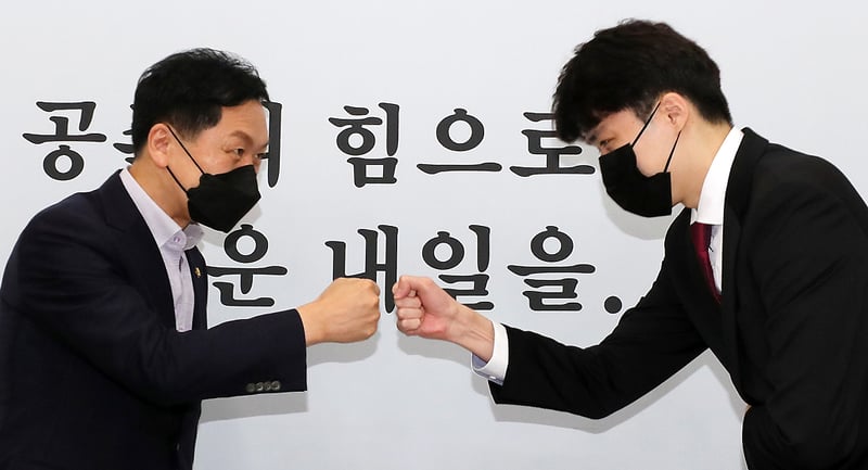 머니S포토 양준우 신임 대변인과 인사하는 김기현 원내대표 ...
