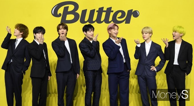 방탄소년단(BTS)이 지난달 21일 서울 송파구 방이동 올림픽공원 올림픽홀에서 열린 새 디지털 싱글 'Butter(버터)' 발매 기념 글로벌 기자간담회에 참석해 포즈를 취하고 있다. /사진=장동규 기자