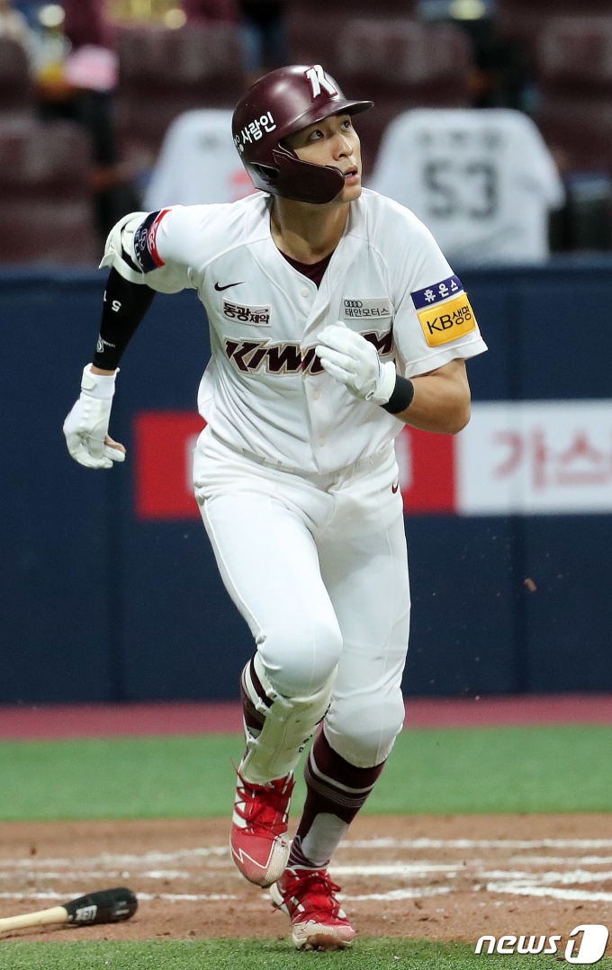 사진 이정후, 5년 연속 100안타 달성하는 2루타 - 머니S