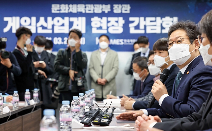 지난 3월22일 한국게임산업협회를 방문한 황희 문화체육관광부 장관이 게임업계 대표들과 간담회를 갖는 모습. /사진=뉴스1 DB