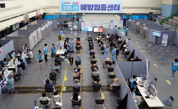 55~59세 백신 접종 예약 일시 중단… 준비 물량 소진(상보)