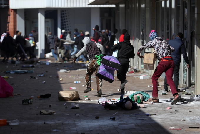 제이콥 주마 전 남아프리카공화국 대통령이 7월12일(현지시간) 남아프리카공화국 카틀홍에서 투옥된 후 시위가 계속되자 시위대가 상점들을 약탈하고 있다. / 사진=로이터