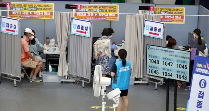 "정상 공급 위해" 몇 시간 만에 끝난 접종 예약… 기회 놓친 55~59 ...