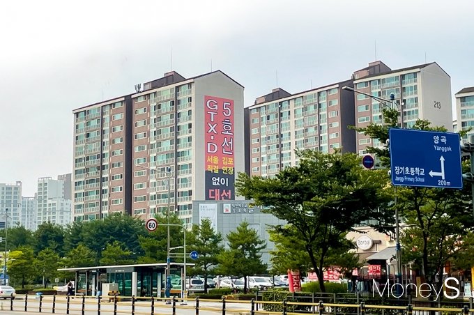 경기 김포시 장기역 인근 곳곳에 GTX 노선 확대 등 교통 개선을 촉구하는 현수막이 걸려있다. /사진=강수지 기자