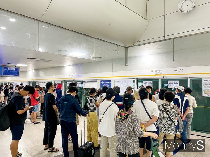 출근 시간대가 오후 시간대(7월12일 오후 3시30분쯤)에도 많은 김포 시민들이 김포골드라인 김포공항역에서 김포로 향하는 열차를 기다리고 있다. /사진=강수지 기자