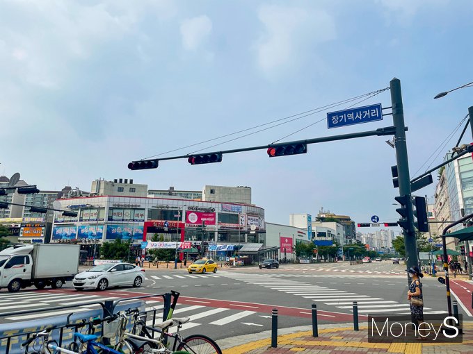 경기 김포시는 전체 시민 48만3642명(행정안전부 6월 주민등록인구 현황) 가운데 6만명이 서울로 출·퇴근하는 것으로 추산된다. 사진은 7월12일 오후 장기역 인근 김포한강신도시. /사진=강수지 기자