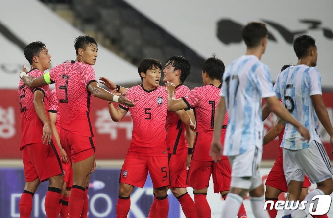 13일 오후 경기 용인시 처인구 용인미르스타디움에서 열린 U-24 도쿄올림픽 축구대표팀 평가전 대한민국과 아르헨티나의 경기에서 엄원상이 동점골을 넣고 동료들과 세리머니를 하고 있다. 2021.7.13/뉴스1 © News1 임세영 기자