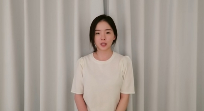 '직원 갑질 논란'이 있던 전 속옷 쇼핑몰 대표 겸 유튜버 하늘이 본인에게 갑질을 당했다고 주장한 직원을 고소했지만 불기소 처분됐다. 사진은 하늘이 지난해 4월 갑질 논란 관련해 유튜브에서 사과를 하는 모습. /사진=유튜브 캡처