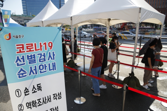 내일(22일) 신종 코로나바이러스 감염증(코로나19) 역대 최대 신규 확진자가 발생할 것으로 보인다. 최근 부산·경남·강원·제주 등 관광지가 밀집한 지역에서 확진자가 빠르게 늘고 있는 모습./사진=이승배 뉴스1 기자
