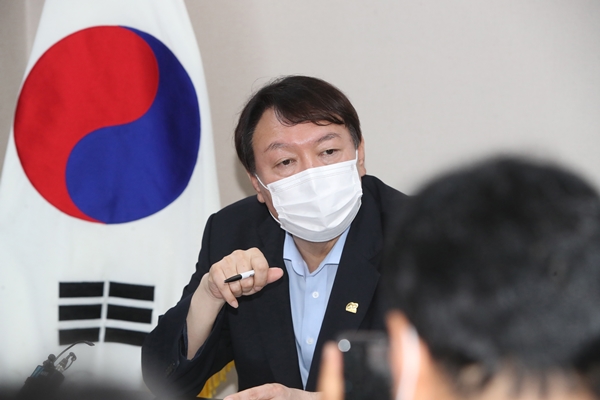 윤석열 전 검찰총장이 광주와 대구에서 극과 극 발언을 하면서 '방향을 못 잡는 것 같다'는 목소리가 나오고 있다. 사진은 윤 전 총장이 지난 20일 대구에서 기자들과 간담회를 하는 모습. /사진=뉴시스