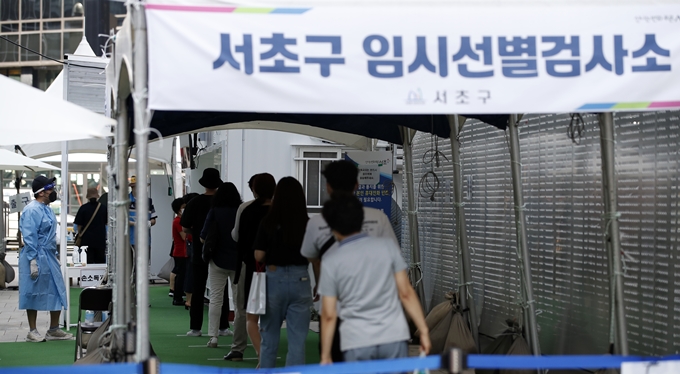코로나19 신규 확진자가 22일 0시 기준 1842명으로 조사됐다. 사진은 지난 21일 서울 서초구 강남역 인근에 마련된 코로나19 임시선별검사소에서 검사를 기다리는 시민들 모습. /사진=뉴스1
