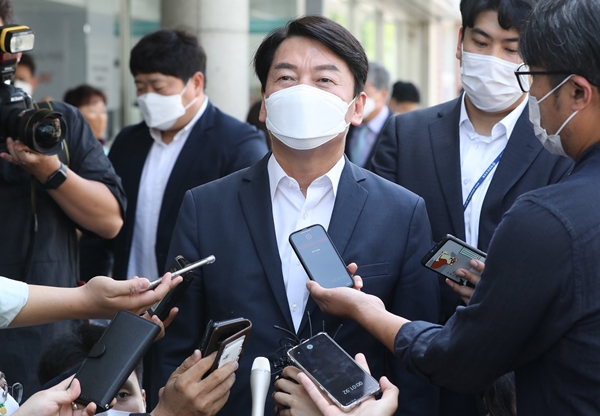 안철수 국민의당 대표가 문재인 대통령의 행보에 비판 수위를 높이고 있다. 사진은 지난 21일 대구를 방문한 안 대표가 기자들의 질문을 받는 모습. /사진=뉴시스