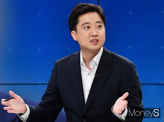 이준석 국민의힘 대표가 22일 라디오 프로그램에 출연해 윤석열 전 검찰총장을 언급하며 "그 검사가 용기를 좀 잃은 것 같다"라는 표현을 썼다 사진은 지난 21일 이 대표가 SBS 방송센터에서 진행된 '주영진의 뉴스브리핑' 여야 당대표 토론 배틀에 출연한 모습. /사진=국회사진취재단