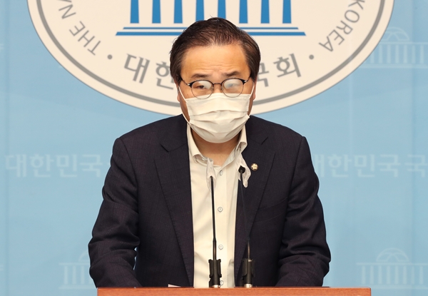 홍석준 국민의힘 의원이 공직선거 위반 혐의 항소심에서 벌금 90만원을 선고 받았다. 사진은 지난 6월 국회에서 기자회견을 연 홍 의원의 모습. /사진= 뉴스1