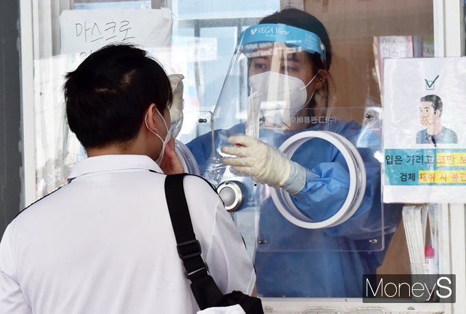 수도권 대상 거리두기 4단계가 시행된 지 11일째지만 확산세가 줄어들지 않아 정부가 거리두기 4단계 조치를 연장할 것으로 보인다. 사진은 22일 서울시 중구에 마련된 임시선별검사소에서 검사를 받는 시민 모습. /사진=임한별 기자