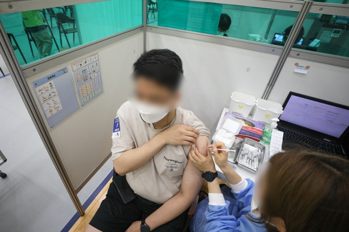 이번달 신종 코로나바이러스 감염증(코로나19) 백신 주요 예약 대상인 50대 대상자 740만6485명 중 574만4358명(77.2%)이 접종 신청을 마쳤다./사진=성동훈 뉴스1 기자