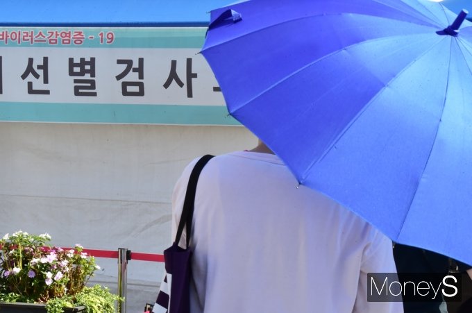 방역당국이 비수도권에도 사회적 거리두기 3단계 일괄 적용을 검토하고 있어 실제 적용될 지 주목된다. 사진은 22일 서울 중구에 마련된 임시선별검사소에서 코로나19 검사를 기다리는 한 시민의 모습. /사진=임한별 기자