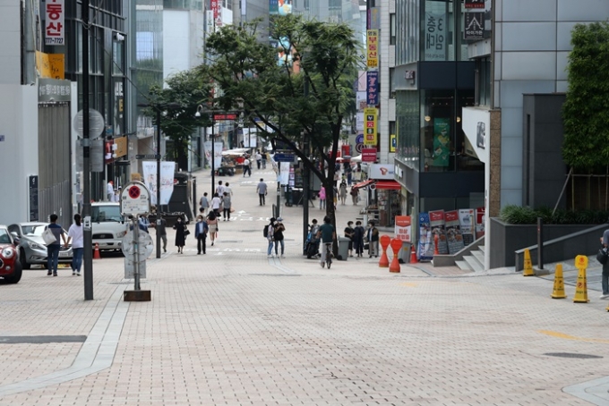 정부가 오는 23일 수도권 사회적 거리두기 4단계 연장 여부를 발표한다. 사진은 지난 11일 서울 중구 명동 거리의 모습. /사진=뉴시스