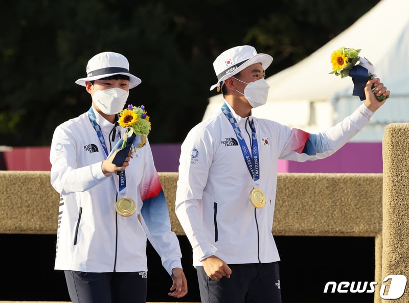 사진 한국 첫 金 나왔다! 안산-김제덕, 혼성 단체전 초대 우승 ...