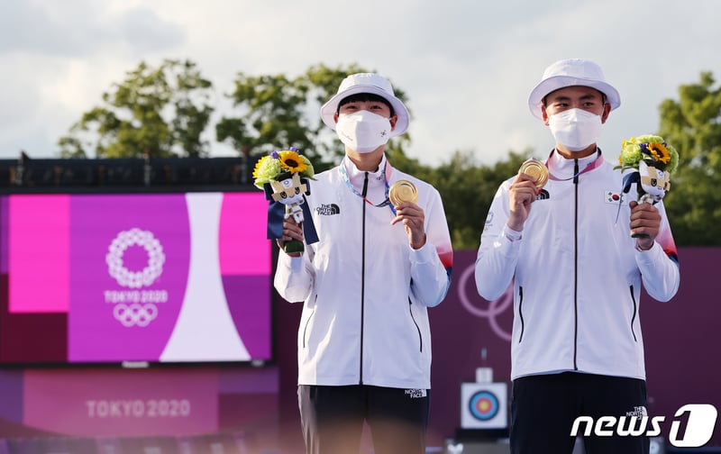 사진 '양궁 막내' 김제덕·안산, 올림픽 한국 선수단 첫 금메달 ...