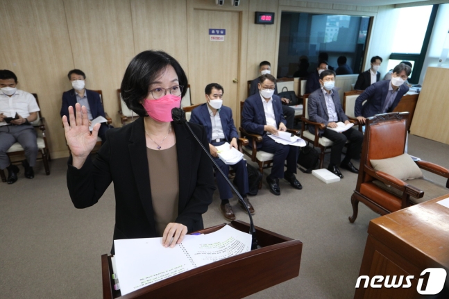 김현아 서울주택도시공사(SH) 사장 후보자가 27일 오전 서울특별시의회 의원회관에서 인사청문회에 출석해 선서하고 있다. /사진=뉴스1 신웅수 기자