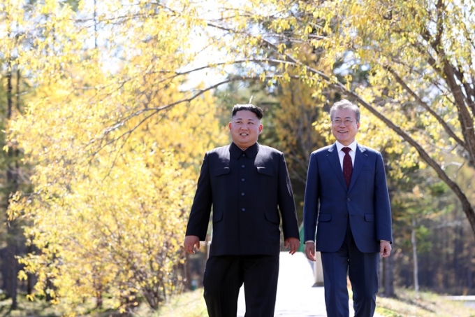 남·북은 27일 오전 10시 통신 연락소를 복원하고 통화를 실시했다. 사진은 2018년 문재인 대통령이 삼지연 초대소에서 김정은 국무위원장과 산책하는 모습. /사진=뉴스1(평양사진공동취재단 제공)
