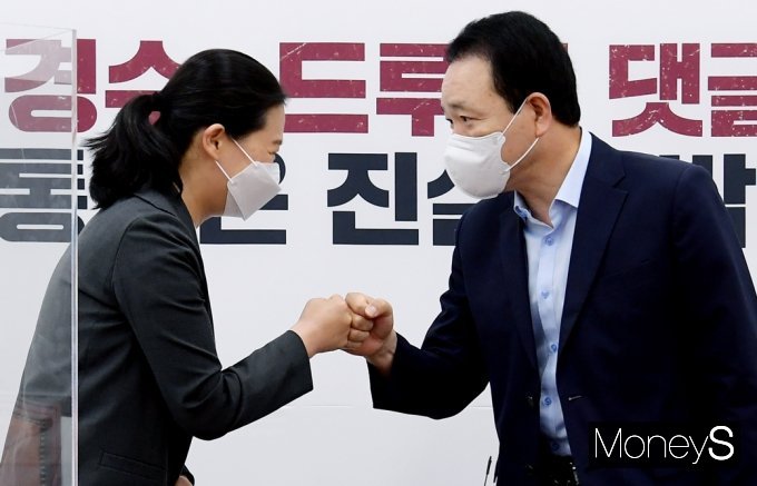 27일 국민의힘-국민의당 합당 협상이 사실상 결렬됐다. 사진은 이날 국회에서 열린 양당 실무협상단이 주먹인사를 하는 모습. /사진=임한별 기자