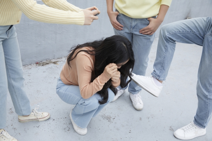 길 가던 여학생의 목을 조르고 금품을 갈취 하려 한 10대 남학생 2명이 경찰에 체포됐다. 사진은 기사와 관련 없음. /사진=이미지투데이