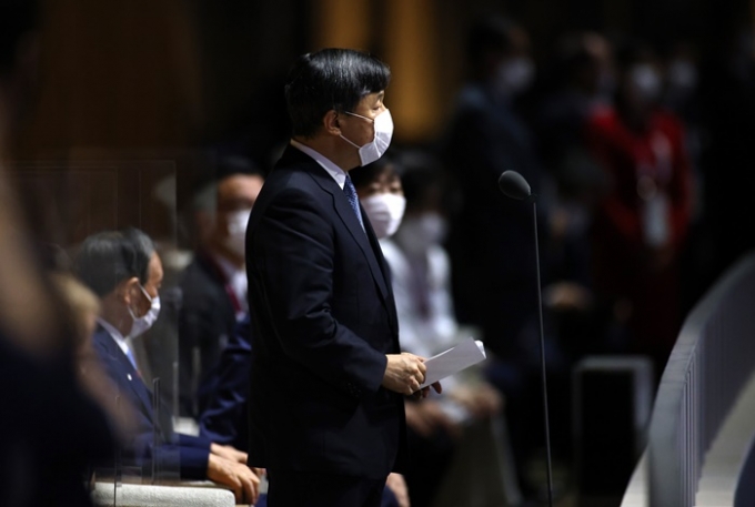 2020도쿄올림픽 개막식에서 스가 요시히데 일본 총리(사진 왼쪽)가 나루히토 일왕이 선언문을 읽는 도중에 앉아 있던 사실이 알려져 일본 내에서 논란이 일고 있다. /사진=로이터