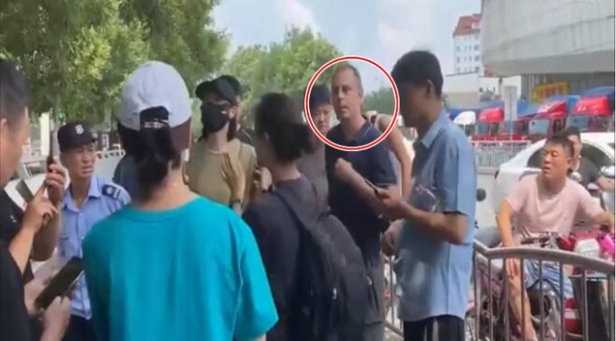 중국에서 한 독일 기자가 홍수 피해 현장 취재를 나갔다가 중국인들에게 에워싸여 위협을 당했다. /사진=마티아스 베링거 트위터