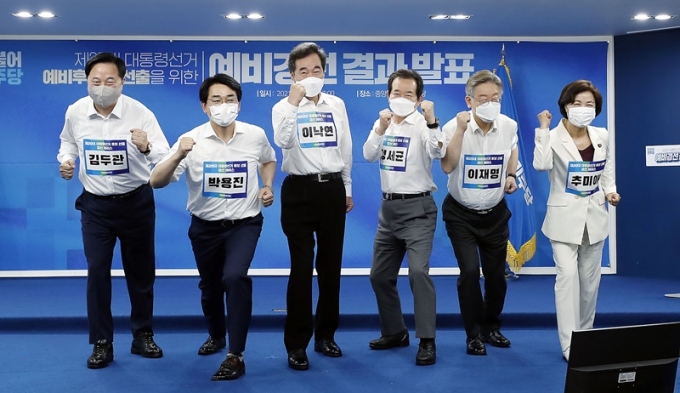27일 남북 군 통신선 복구에 여당 대권 주자들이 일제히 환영 메시지를 보냈다. 사진은 지난 11일 민주당 대선 경선을 통과한 후보 6명이 기념촬영을 하는 모습. /사진=뉴스1