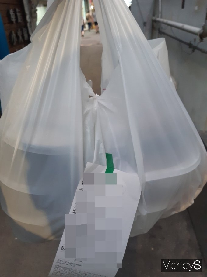 가게에 도착해 주문번호와 금액을 확인하고 음식을 들고 나왔다. 폭염인 데다 음식 열기까지 더해져 더욱 힘들었다. /사진=양진원 기자