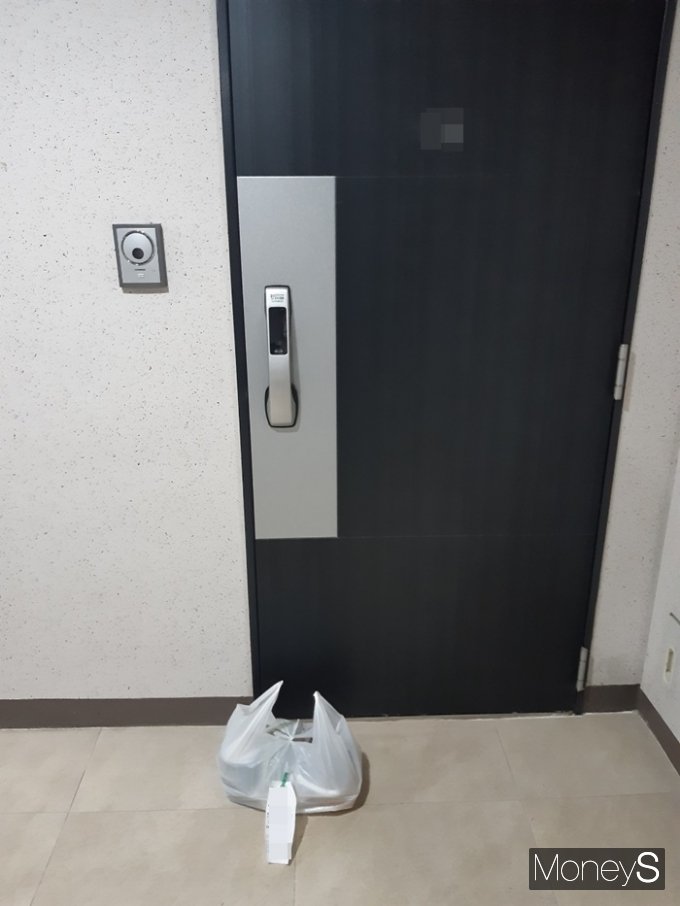 고객 요청에 따라 문 앞에 음식을 두고 사진을 찍어 배달 애플리케이션에 올리면 배달이 완료된다. 코로나19로 인해 비대면 배달 요청이 제법 있었다. /사진=양진원 기자