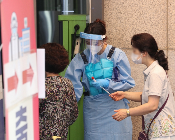 방역당국이 오는 30일 만 18~49세 연령층을 포함한 8월 예방접종 시행계획을 발표한다. 40대 이하 접종 대상자는 약 2000만명으로 예상되는 만큼 대규모 접종 계획이 나올 예정이다. 사진은 서울 동작구보건소 선별진료소에서 의료진이 아이스조끼와 아이스팩으로 더위를 식히는 모습./사진=뉴스1