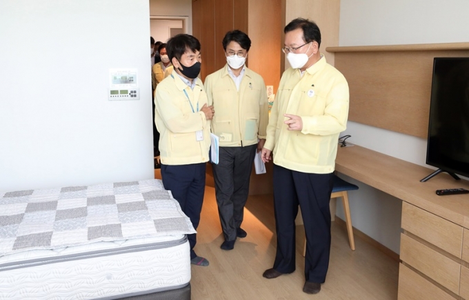 29일 김부겸 국무총리는 폭염과 확진자 급증으로 의료진과 방역업무 관계자들이 탈진할 위험이 높아졌다며 정부가 돕겠다고 말했다. 사진은 이날 김 총리가 인천시 서구 하나글로벌 생활치료센터를 방문한 모습. /사진=뉴스1