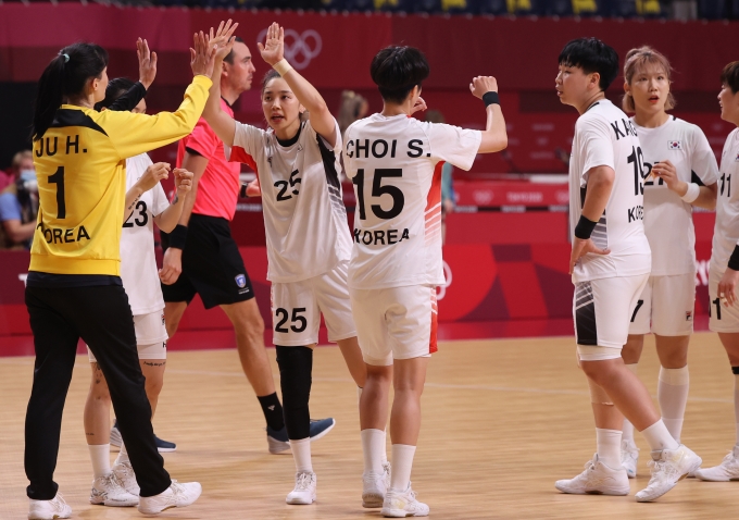 29일 일본 도쿄 요요기 국립체육관에서 열린 여자 핸드볼 A조 조별예선 3차전 일본과의 경기에서 승리한 한국 선수단이 기뻐하고 있다. /사진= 뉴스1