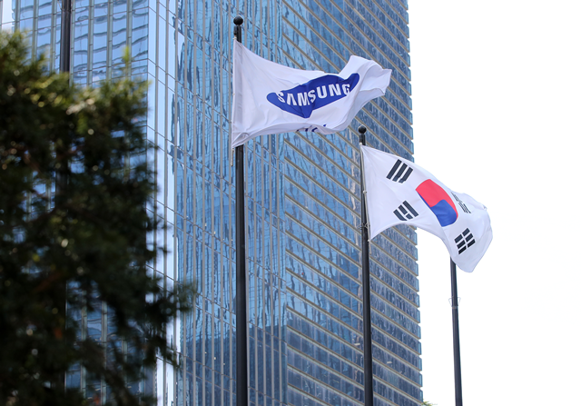 국민주 삼성전자가 반도체 실적 호조에 힘입어 2분기 깜짝 실적을 발표했지만 주가는 요지부동이다./사진=뉴스1