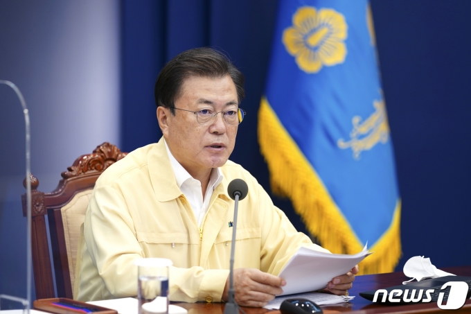 문재인 대통령이 29일 청와대에서 열린 민생경제장관회의에서 발언하고 있다.(청와대 제공)2021.7.29/뉴스1