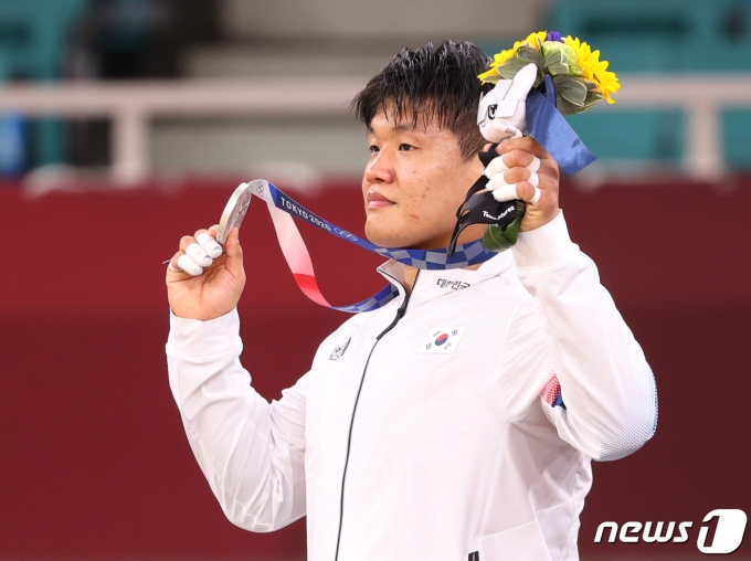 유도 조구함이 29일 일본 도쿄 지오다구 일본 무도관에서 열린 유도 남자 100kg급 시상식에서 은메달을 목에 걸고 있다. 2021.7.29/뉴스1 © News1 송원영 기자