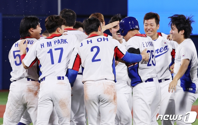 야구 대표팀 선수들이29일 오후 일본 요코하마 스타디움에서 열린 '2020 도쿄올림픽' 대한민국과 이스라엘의 야구경기에서 승리를 거둔 후 기뻐하고 있다. 2021.7.29/뉴스1 © News1 이재명 기자