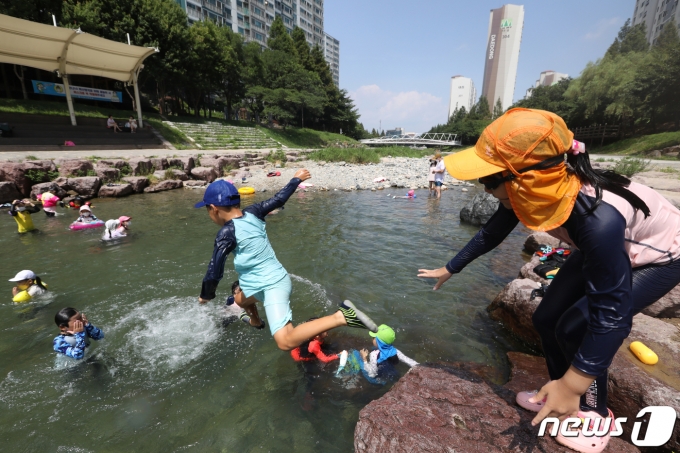 29일 오후 경남 김해시 대청천을 찾은 어린이들이 폭염 속 물놀이를 즐기고 있다. 2021.7.29/뉴스1 © News1 여주연 기자