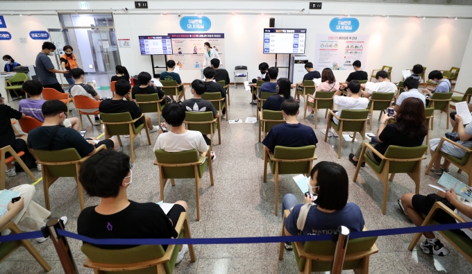 정부가 신종 코로나바이러스 감염증(코로나19) 델타 변이가 위중증·치명률에 어떤 영향을 미치는지 연구 중이다. 사진은 서울 용산구청에 마련된 코로나19 백신 예방접종센터에서 백신을 맞은 고3 수험생, 교직원 등이 이상반응을 관찰하고 있는 모습./사진=안은나 뉴스1 기자