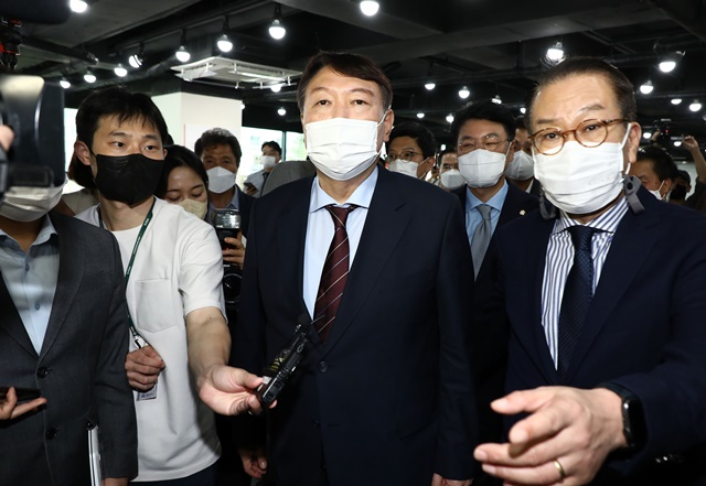 야권 유력 대권주자인 윤석열 전 검찰총장이 국민의힘에 전격 입당한 가운데 투자자들의 관심은 '윤석열 관련주'로 쏠린다./사진=뉴스1