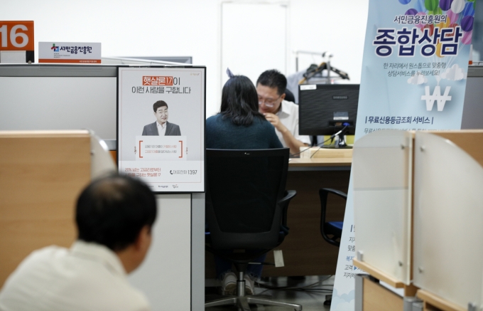 지난달 정책서민금융상품인 '햇살론17'의 대위변제율이 10%를 웃돌았다. 사진은 햇살론17이 출시된 2019년 9월 서울 중구 서민금융통합지원센터에서 한 시민이 상담을 받는 모습./사진=뉴스1