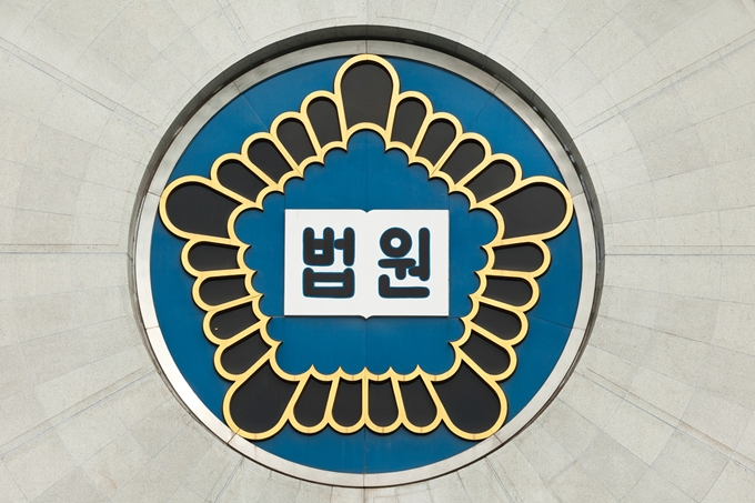 지하철에서 자신을 밀쳤다는 이유로 승객을 때려 전치 8주의 상해를 입힌 혐의로 재판에 넘겨진 50대 남성이 1심에서 실형을 선고 받았다./사진제공=이미지투데이