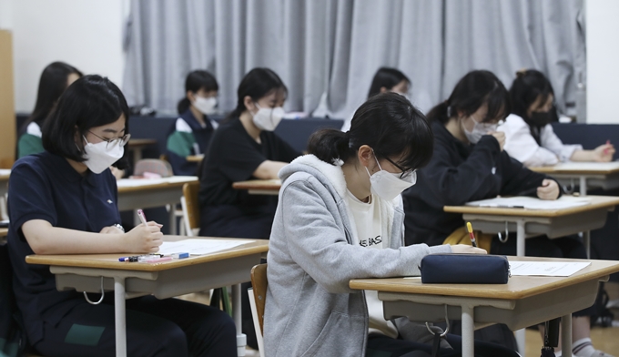 오는 11월18일 2022학년도 대학수학능력시험(수능) 운영 방안이 5일 공개됐다. 사진은 지난 6월3일 울산 중구 학성여자고등학교에서 6월 모의평가를 치르는 학생 모습. /사진=뉴스1